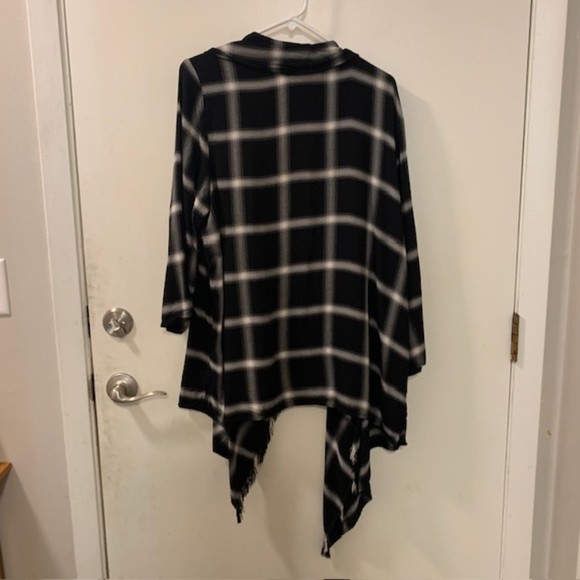Maurices Blk Gray Plaid Roll Up Sleeve Fringe Hem Asymmetric Open Cardigan Sz XL - Picture 4 of 10